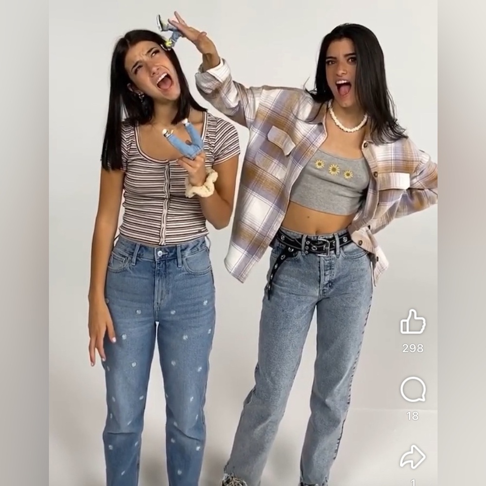 Hollister Charli D’Amelio Ultra High-Rise Mom Jean Stretch Embroidered Flowers